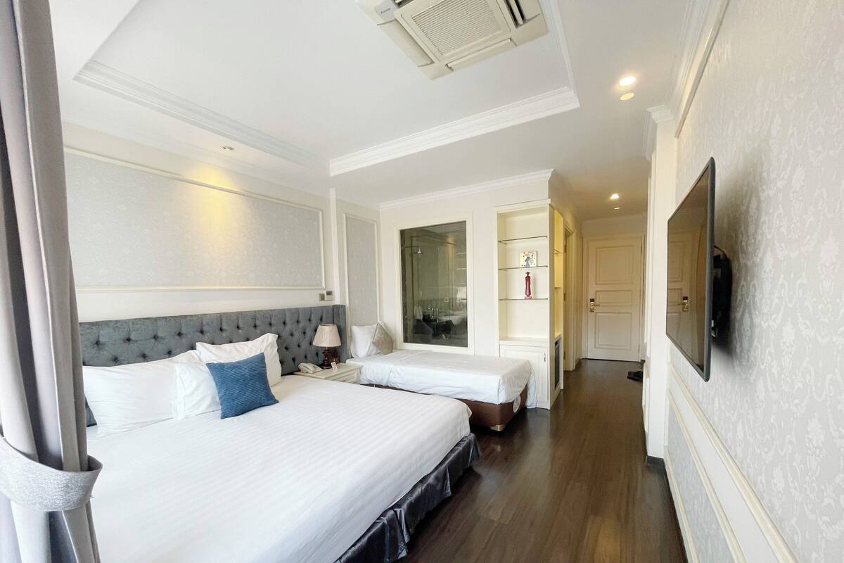 Phòng 3 dành cho gia đình, 1 phòng ngủ | Minibar với thức ăn, đồ uống miễn phí, két bảo mật tại phòng, bàn 