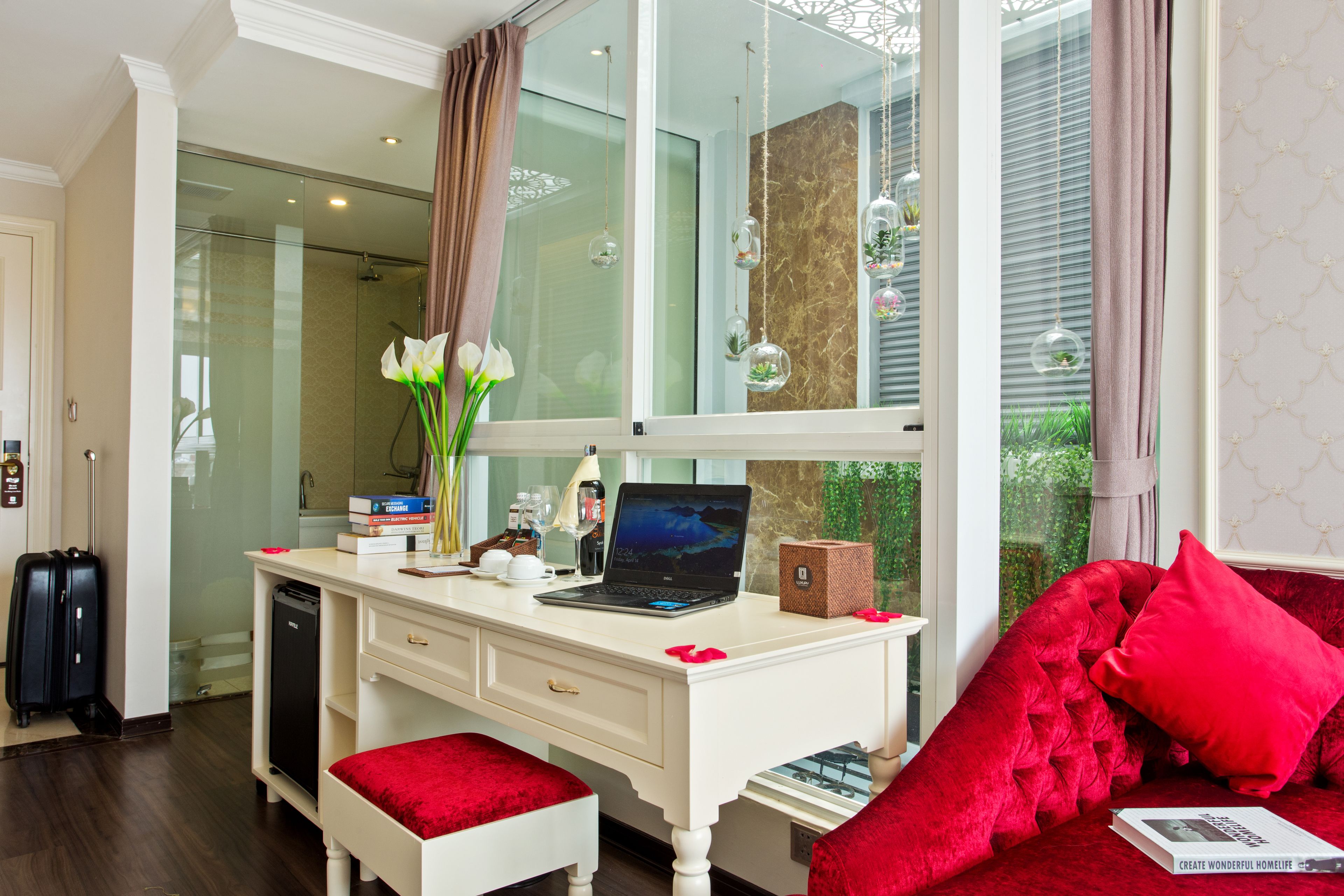 suite, balcony | 1 bedroom, free minibar items, in-room safe, individually decorated