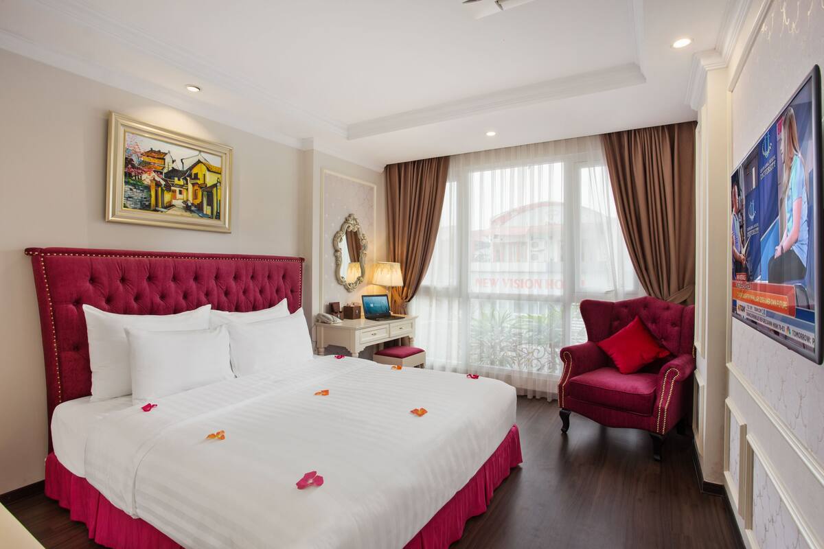 Phòng Suite, quang cảnh thành phố | Minibar với thức ăn, đồ uống miễn phí, két bảo mật tại phòng, bàn 