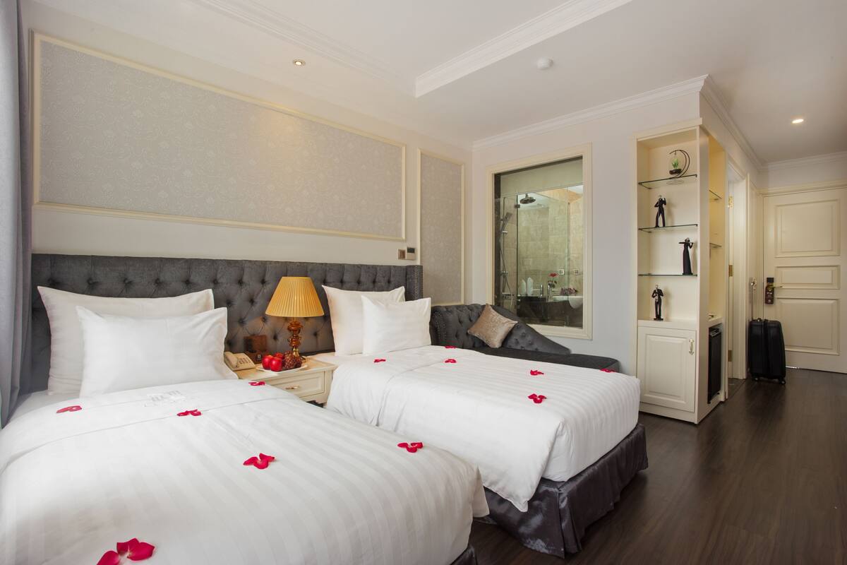 Minibar với thức ăn, đồ uống miễn phí, két bảo mật tại phòng, bàn 