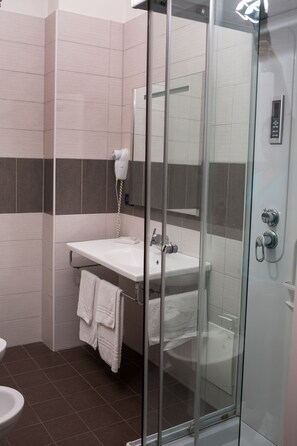 Shower, hydromassage showerhead, free toiletries, hair dryer - Pansini Hotel Residence (Badolato)