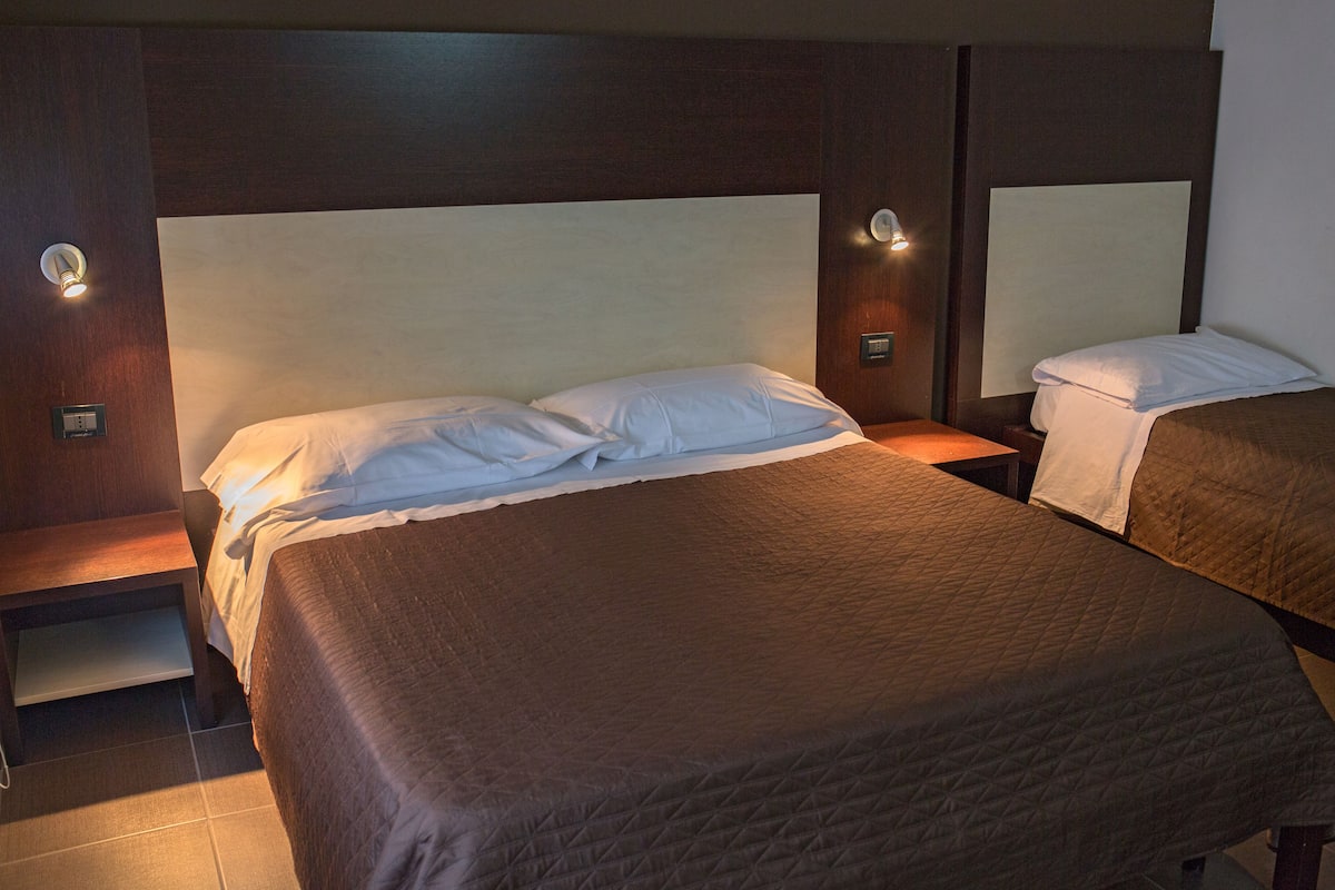Phòng 3 | Nệm có lớp đệm bông, minibar, két bảo mật tại phòng, bàn 