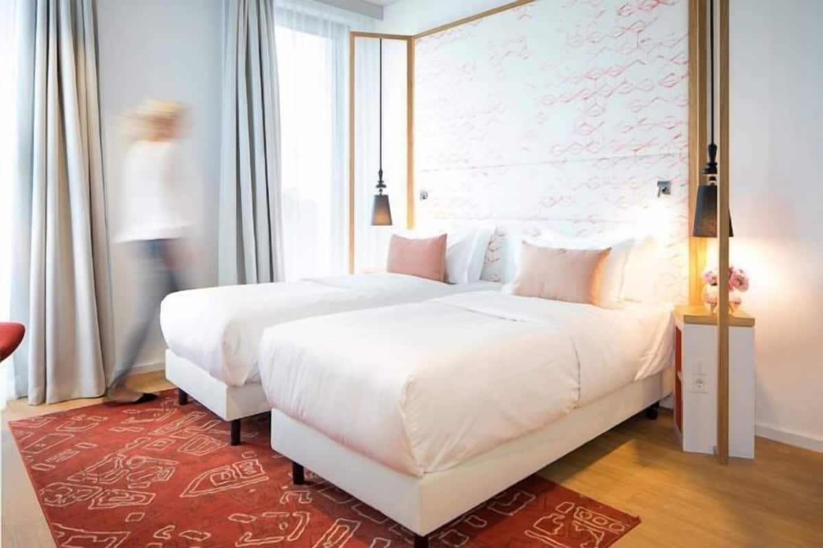 Literie hypoallergénique, coffres-forts dans les chambres, bureau