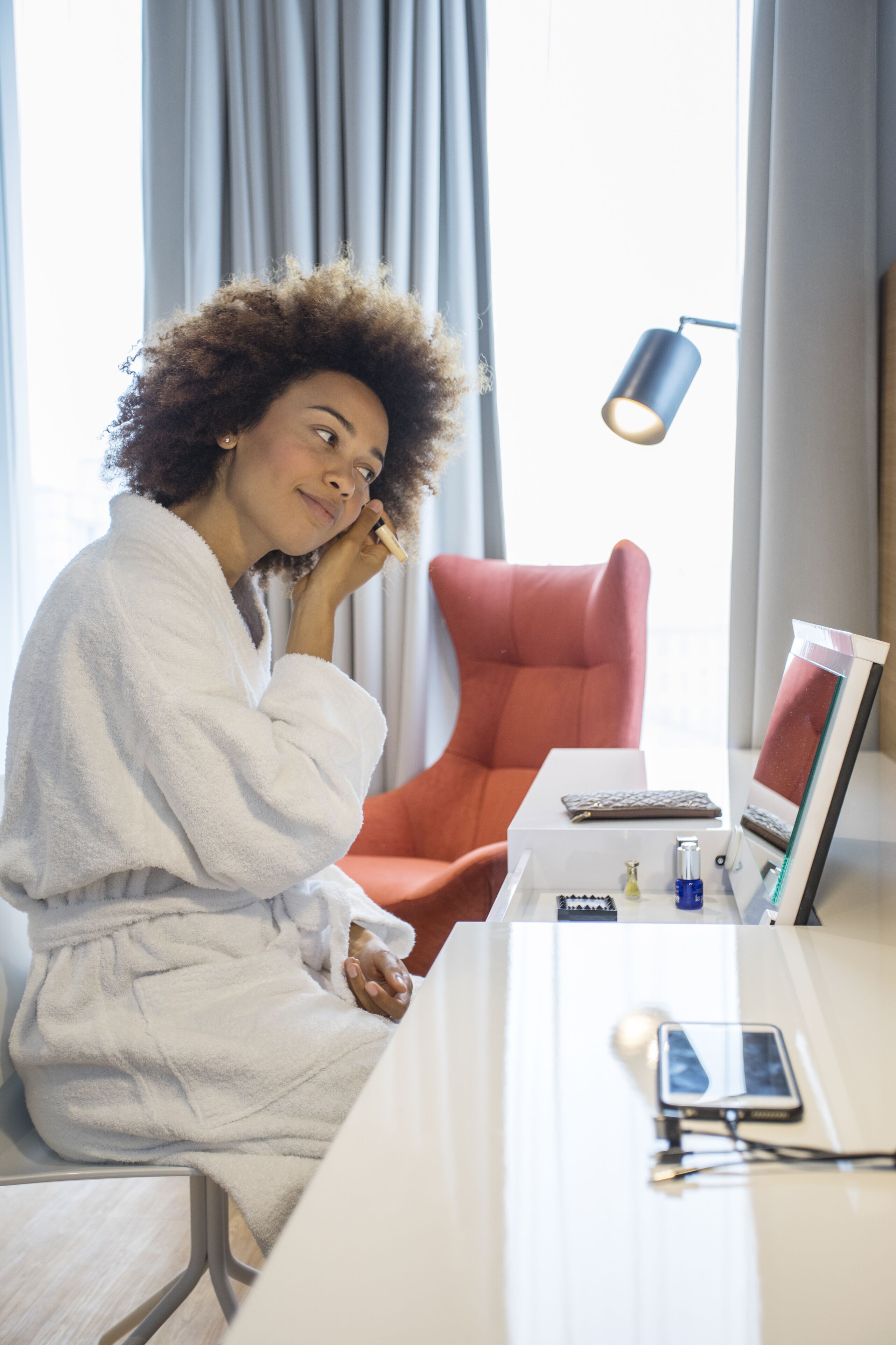 Ropa de cama hipoalergénica y caja de seguridad en la habitación 