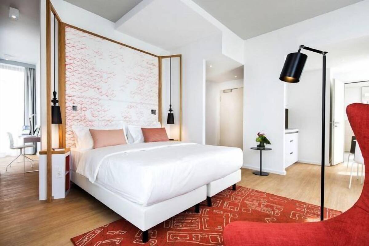 Hypo-allergenic bedding available, in-room safe, desk, blackout drapes