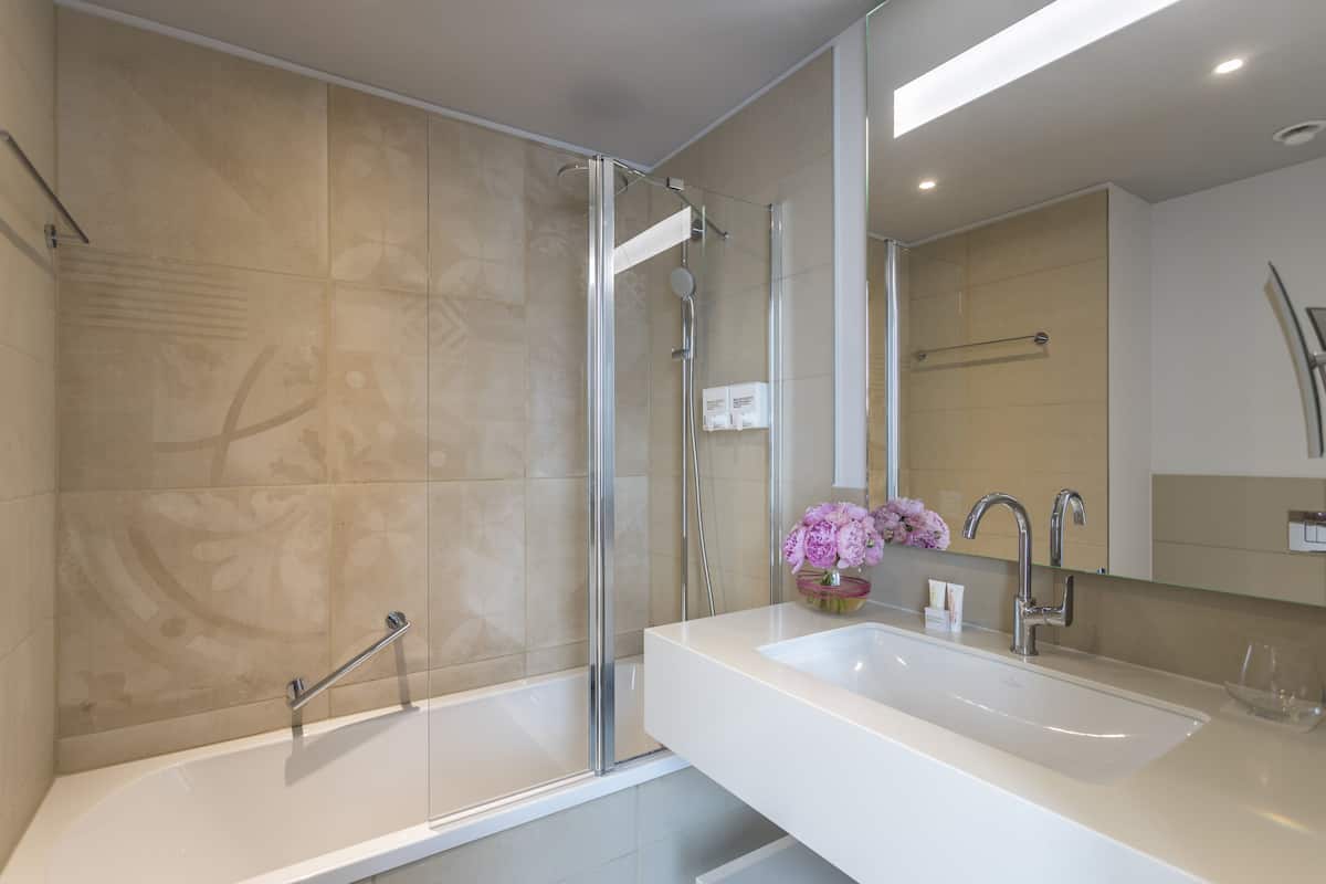 hypo-allergenic bedding, in-room safe, desk, blackout curtains