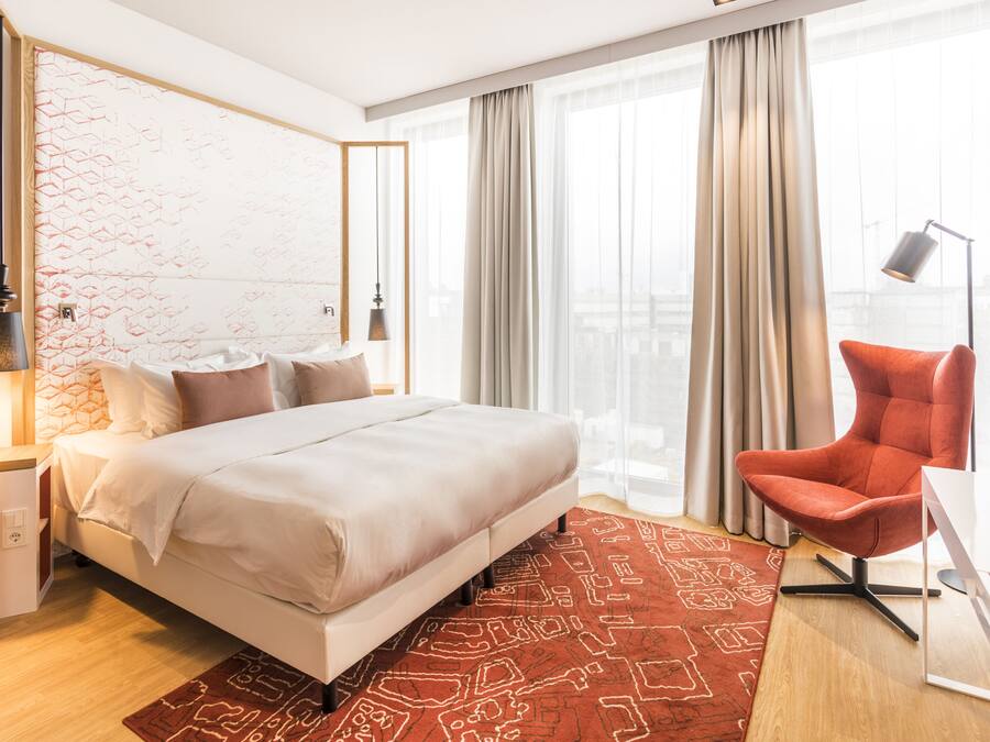 Hypo-allergenic bedding, in-room safe, desk, blackout curtains