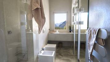 Deluxe Apartment, 2 Bedrooms (9 - Indren) | Bathroom | Shower, hair dryer, towels