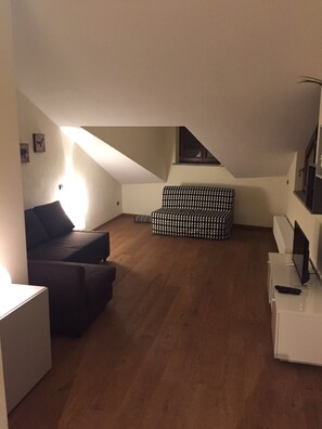 Deluxe appartement, 2 slaapkamers (11 - Dufor) | Woonruimte | Flatscreentelevisie