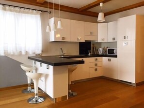 Deluxe appartement, 2 slaapkamers (14 - Jolanda) | Privékeuken | Een koelkast, een microgolfoven, een kookplaat, een vaatwasser