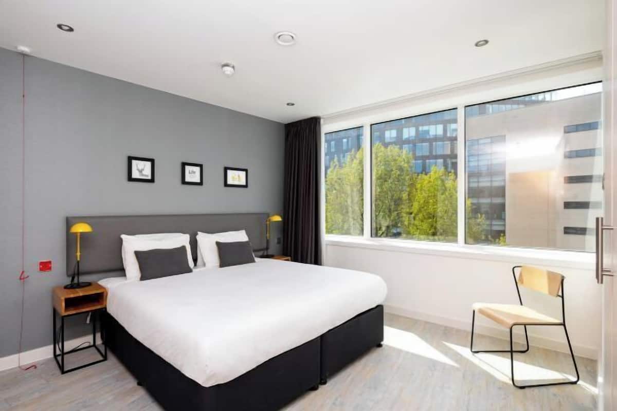 1 habitación, insonorización y tabla de planchar con plancha