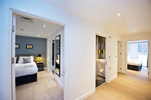 A modern hotel room with a bed, bedside table, and a bathroom with a toilet and sink. - Staycity Aparthotels, Manchester, Piccadilly (Manchester)