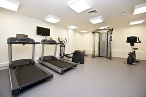 A fitness room with treadmills, a weight machine, and a stationary bike. - Staycity Aparthotels, Manchester, Piccadilly (Manchester)