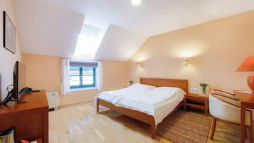 Kahden hengen huone | Ylelliset vuodevaatteet, minibaari, työpöytä