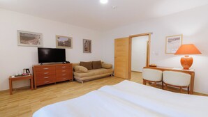 Kamar Triple | Seprai premium, minibar, meja kerja, dan ruang kerja ramah laptop