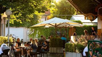 Menyajikan hidangan lokal dan internasional