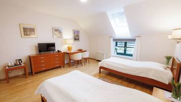 Seprai premium, minibar, meja kerja, dan ruang kerja ramah laptop