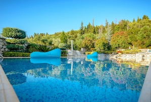 2 piscinas al aire libre, sombrillas, sillones reclinables de piscina