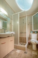 Ducha, cabezal de ducha tipo lluvia, secador de pelo, toallas