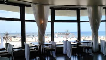 Serveert ontbijt, lunch en diner