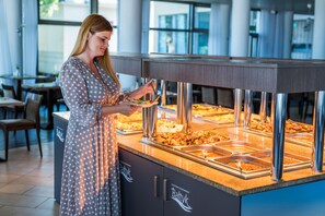 Petit déjeuner, déjeuner et dîner servis sur place