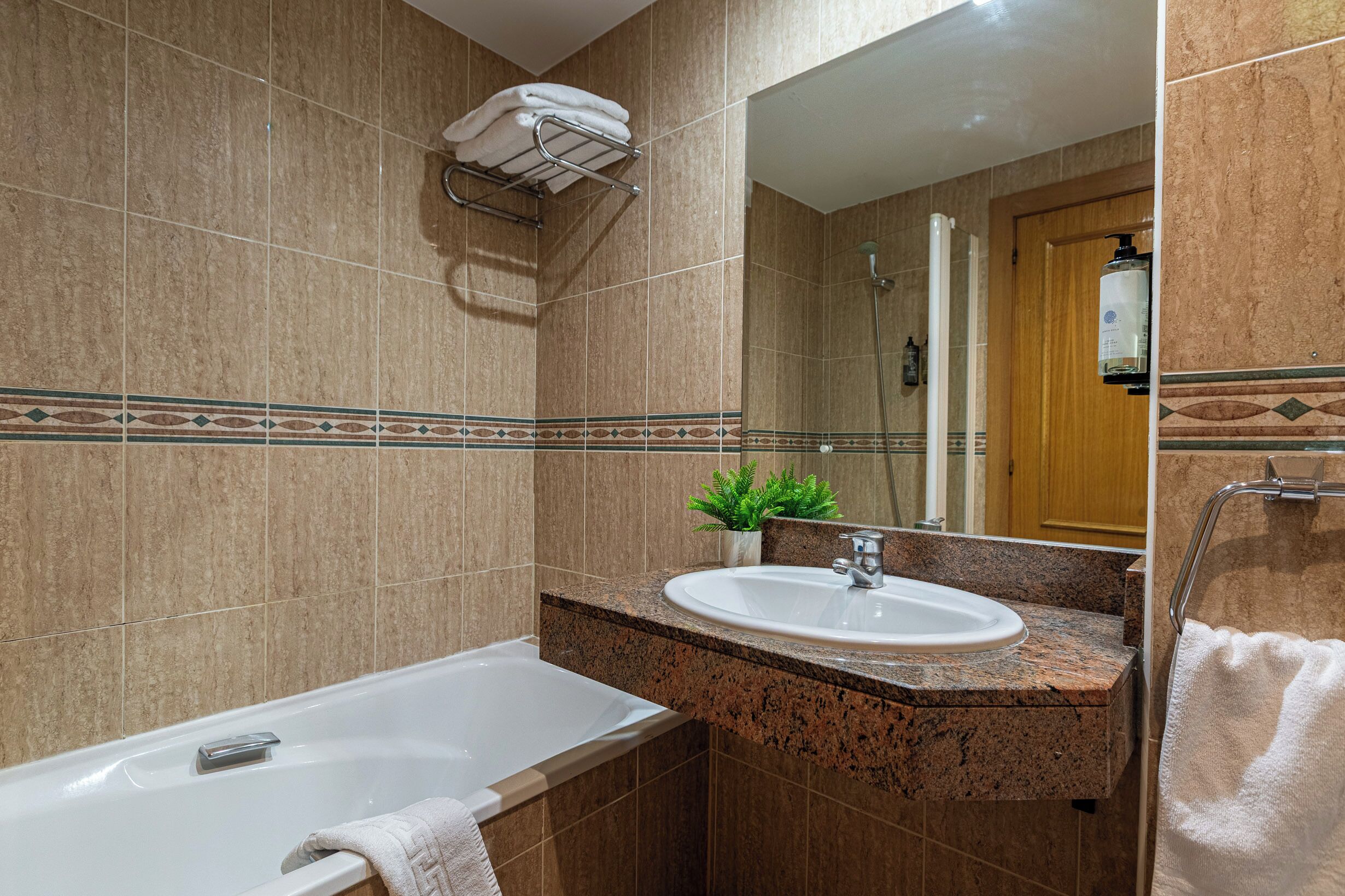 Triple Room | Bathroom | Free toiletries, towels