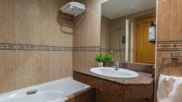 Habitación triple | Baño | Artículos de higiene personal gratuitos y toallas