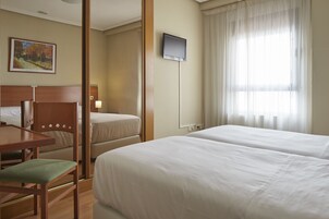 Habitación doble | Escritorio, cortinas opacas, cunas gratuitas y wifi gratis