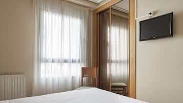 Escritorio, cortinas opacas, cunas gratuitas y wifi gratis