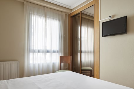 Escritorio, cortinas blackout, cunas gratuitas y wifi gratis