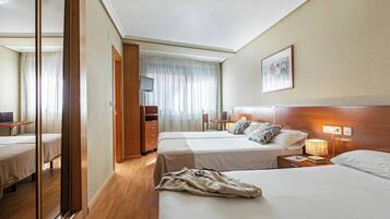 Habitación triple | Escritorio, cortinas opacas, cunas gratuitas y wifi gratis