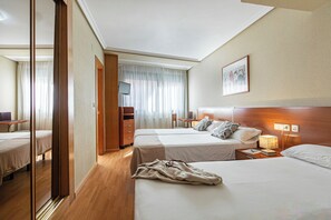 Chambre Triple | Bureau, rideaux occultants, lits bébé (gratuits), Wi-Fi gratuit