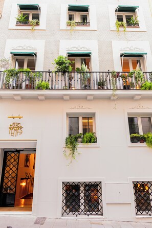 A hotel facade with multiple balconies, each with plants and a sign reading "HOTEL TEMPS". - Hotel du Temps Madrid (Madrid)