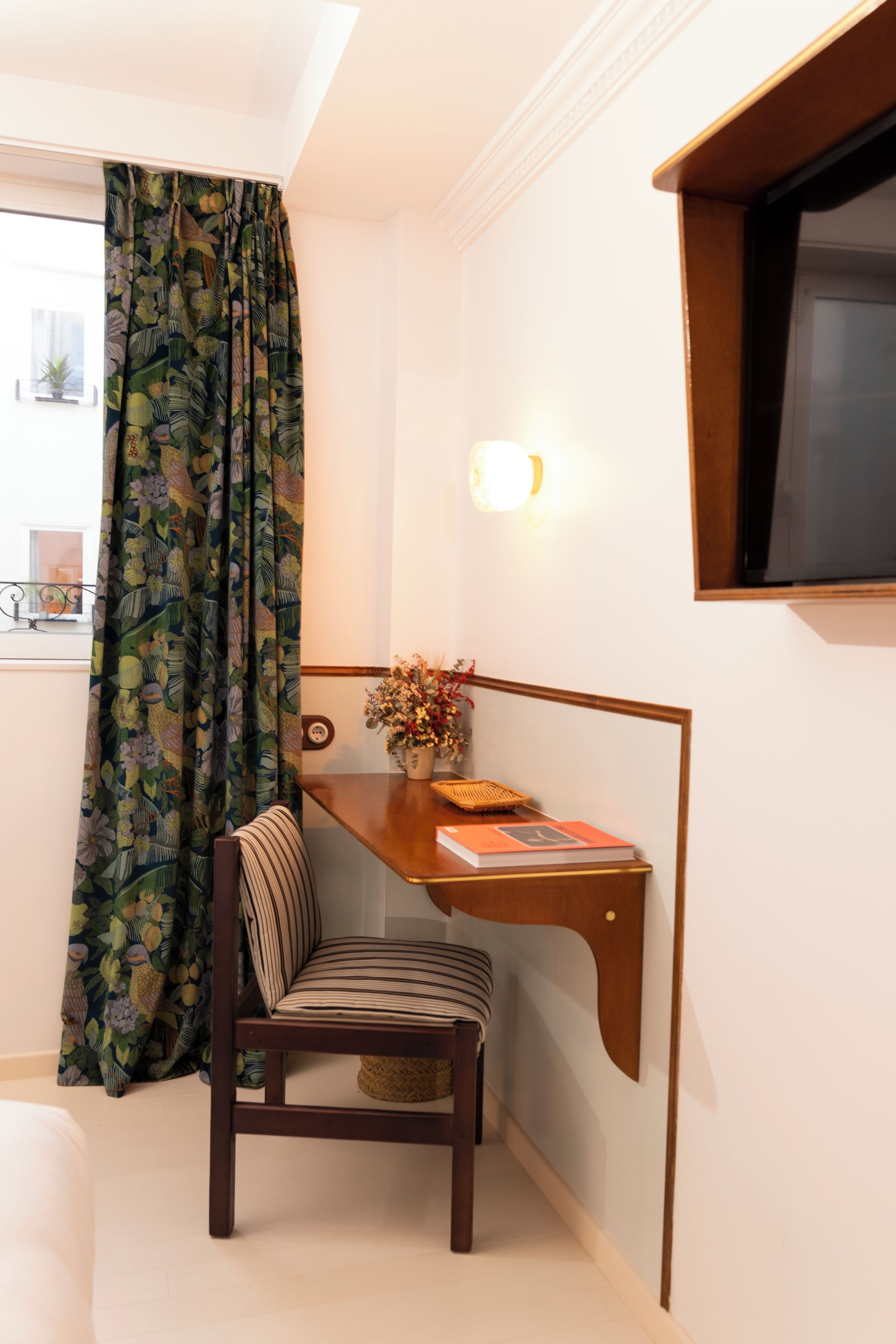 superior room, 1 queen bed | 1 bedroom, premium bedding, minibar, in-room safe