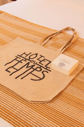 A brown paper bag with the text "HOTEL TEMPS HOTEL" and a small white card with "Cacao Samaka HOTEL TEMPS". - Hotel du Temps Madrid (Madrid)