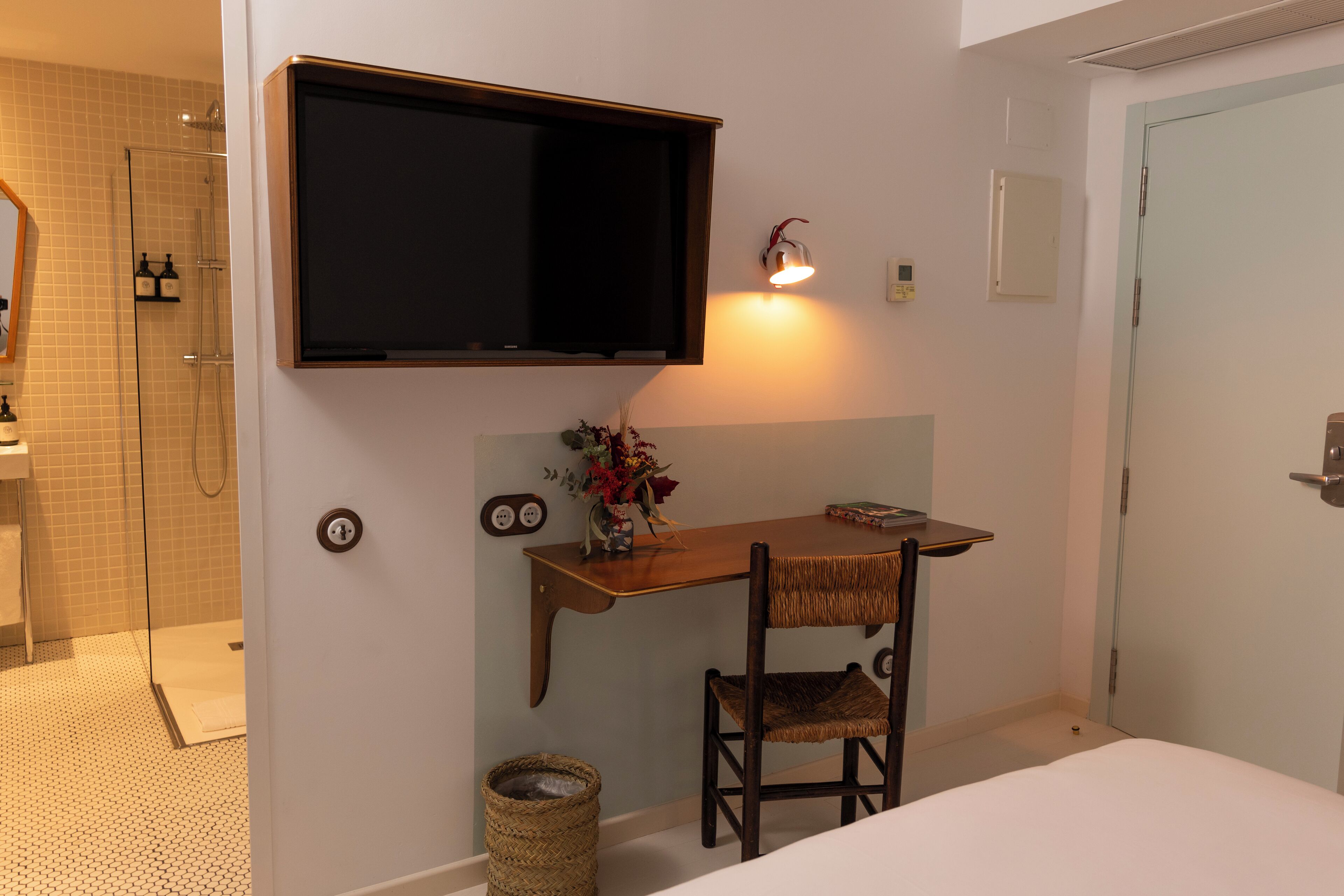 classic room, 1 queen bed | 1 bedroom, premium bedding, minibar, in-room safe