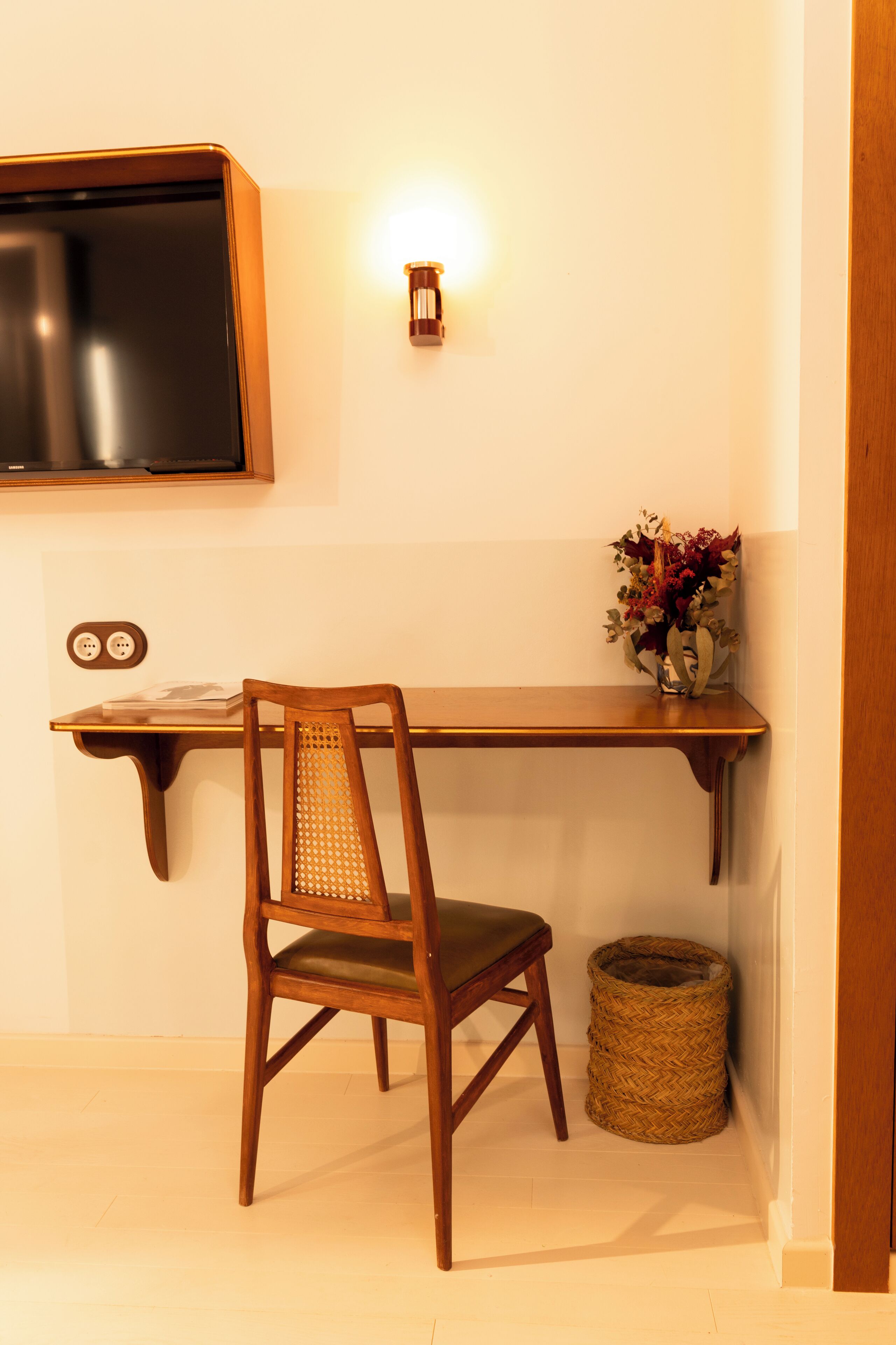 classic room, 1 queen bed | 1 bedroom, premium bedding, minibar, in-room safe