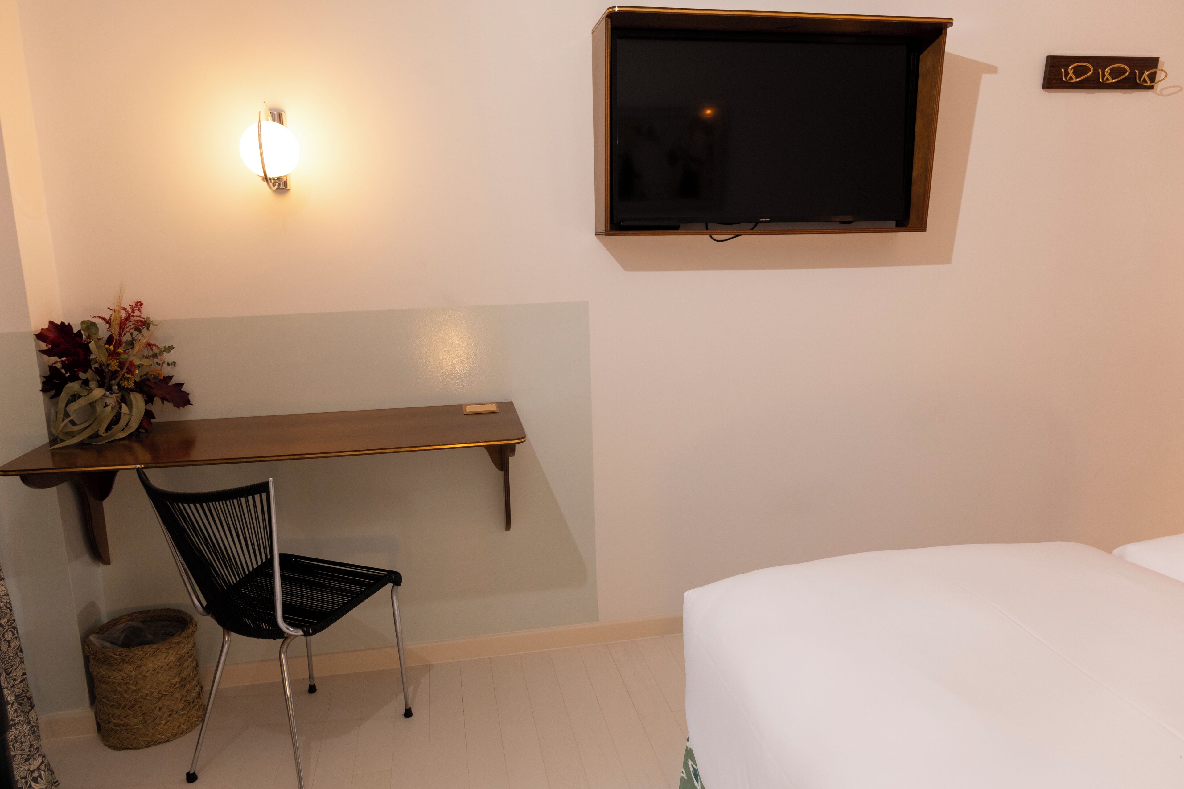 superior room, 1 queen bed | 1 bedroom, premium bedding, minibar, in-room safe