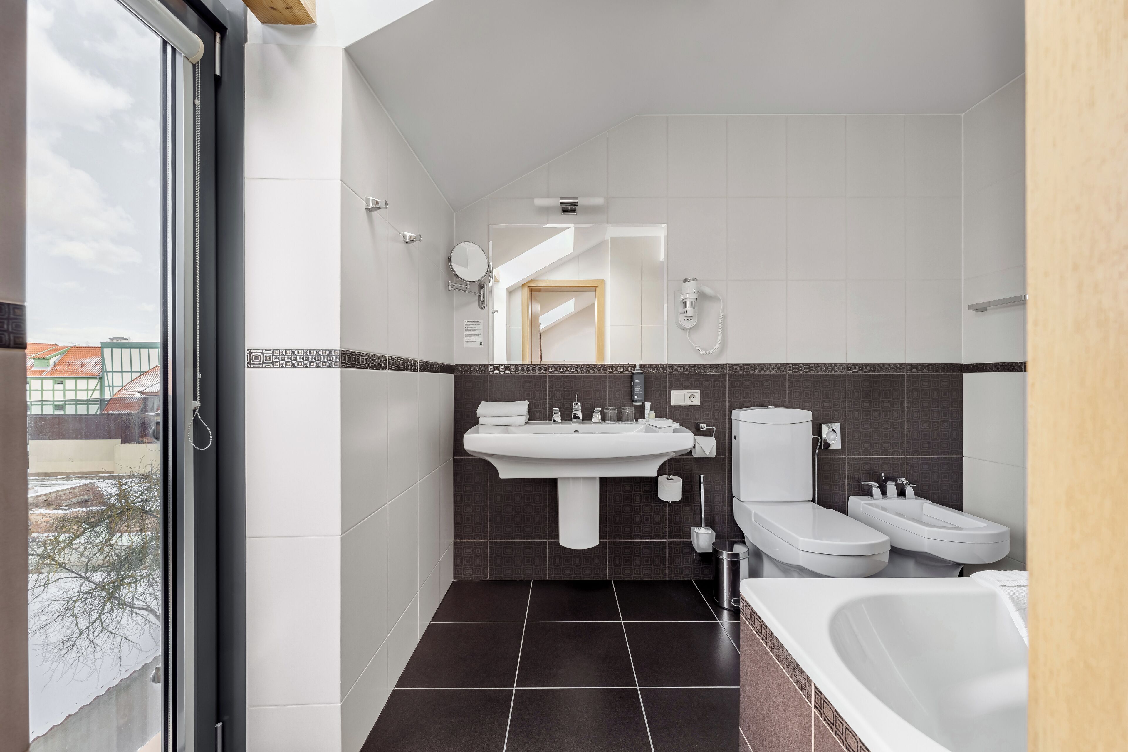 luxury suite | bathroom | free toiletries, towels