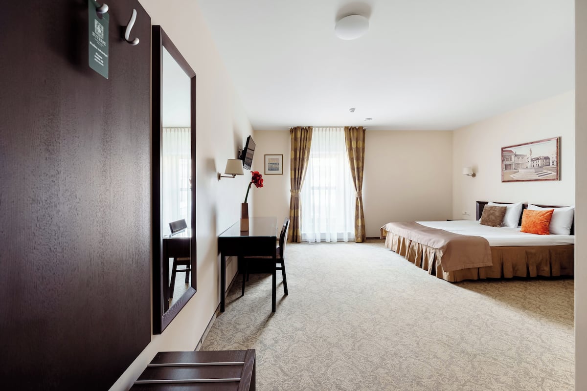 Standaard kamer, 1 twee- of 2 eenpersoonsbedden | Een minibar, een kluis op de kamer, een bureau, geluiddichte muren