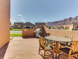 Appartement, 3 slaapkamers | Uitzicht vanaf balkon