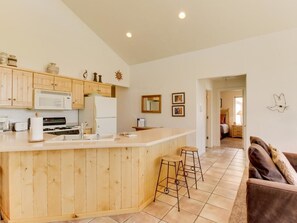 Appartement, 3 slaapkamers | Privékeuken | Een koelkast, een microgolfoven, een koffiezetapparaat/waterkoker