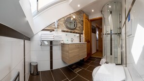 Traditional Apartment, 1 Bedroom, Balcony, Mountain View. | Bathroom | Shower, hair dryer, slippers, towels - Villa Flora Apartments (Kranjska Gora)