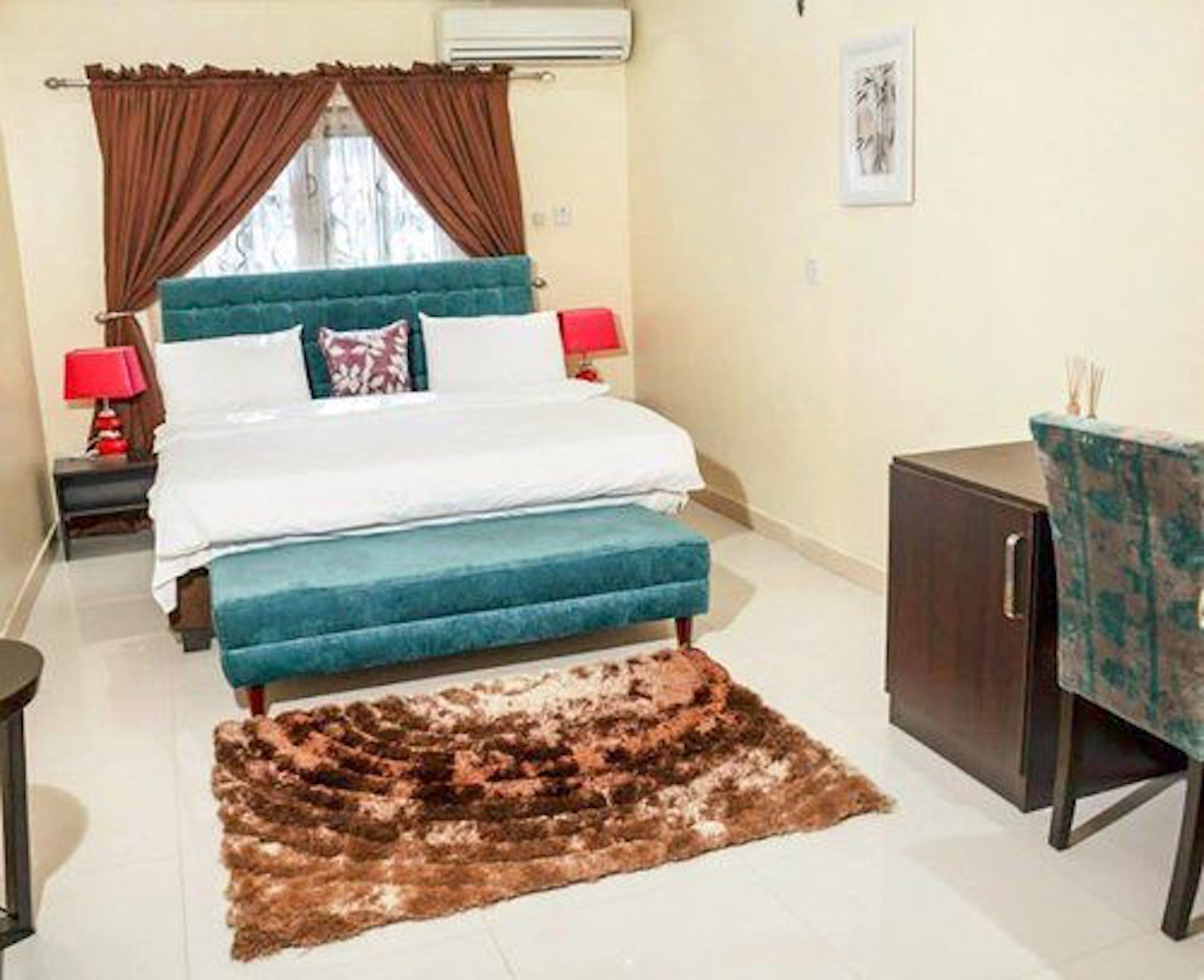 In-room safe, bed sheets