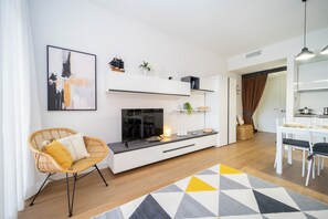 Departamento superior, 1 habitación | Área de sala de estar | Televisión de pantalla plana 