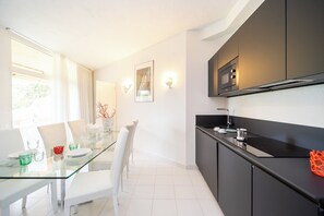 Departamento, 2 habitaciones | Cocina privada | Refrigerador, microondas, parrilla de estufa y lavavajillas 