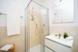 Apartamento superior, 1 quarto | Banheiro | Produtos de toalete grátis, secador de cabelo, bidê, toalhas de banho