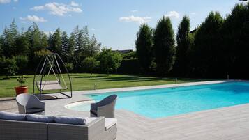 Piscina stagionale all'aperto, ombrelloni da piscina, lettini