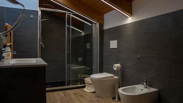 Superior Studio Suite | Bathroom | Shower, free toiletries, hair dryer, bidet