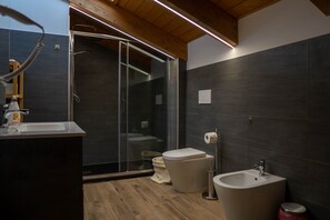 Ducha, artículos de tocador gratuitos, secador de pelo, bidet